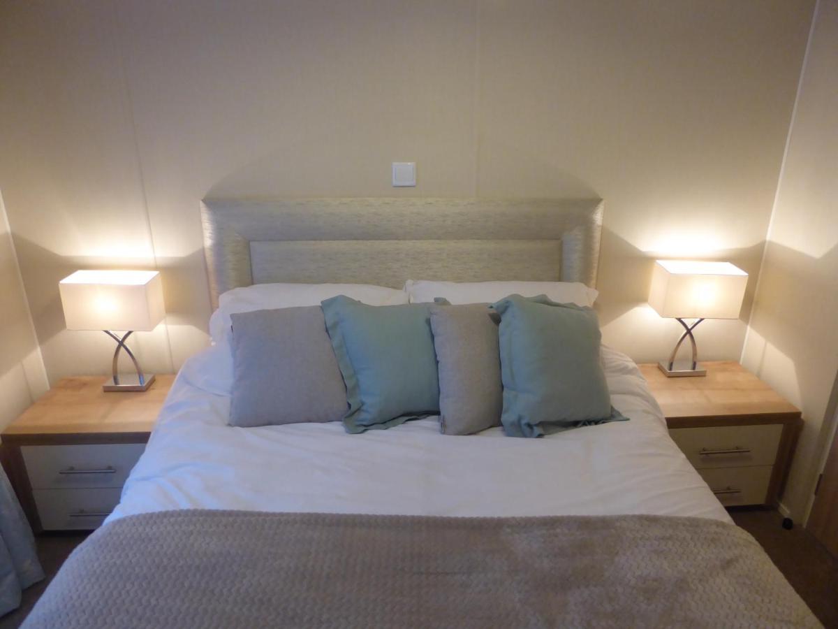 Fable Lodge Tattershall Lakes - Luxury Lakeside Lodge With Hot Tub Exterior photo