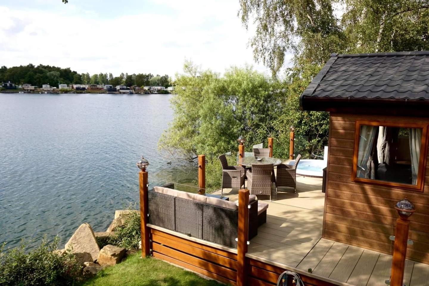 Fable Lodge Tattershall Lakes - Luxury Lakeside Lodge With Hot Tub Exterior photo