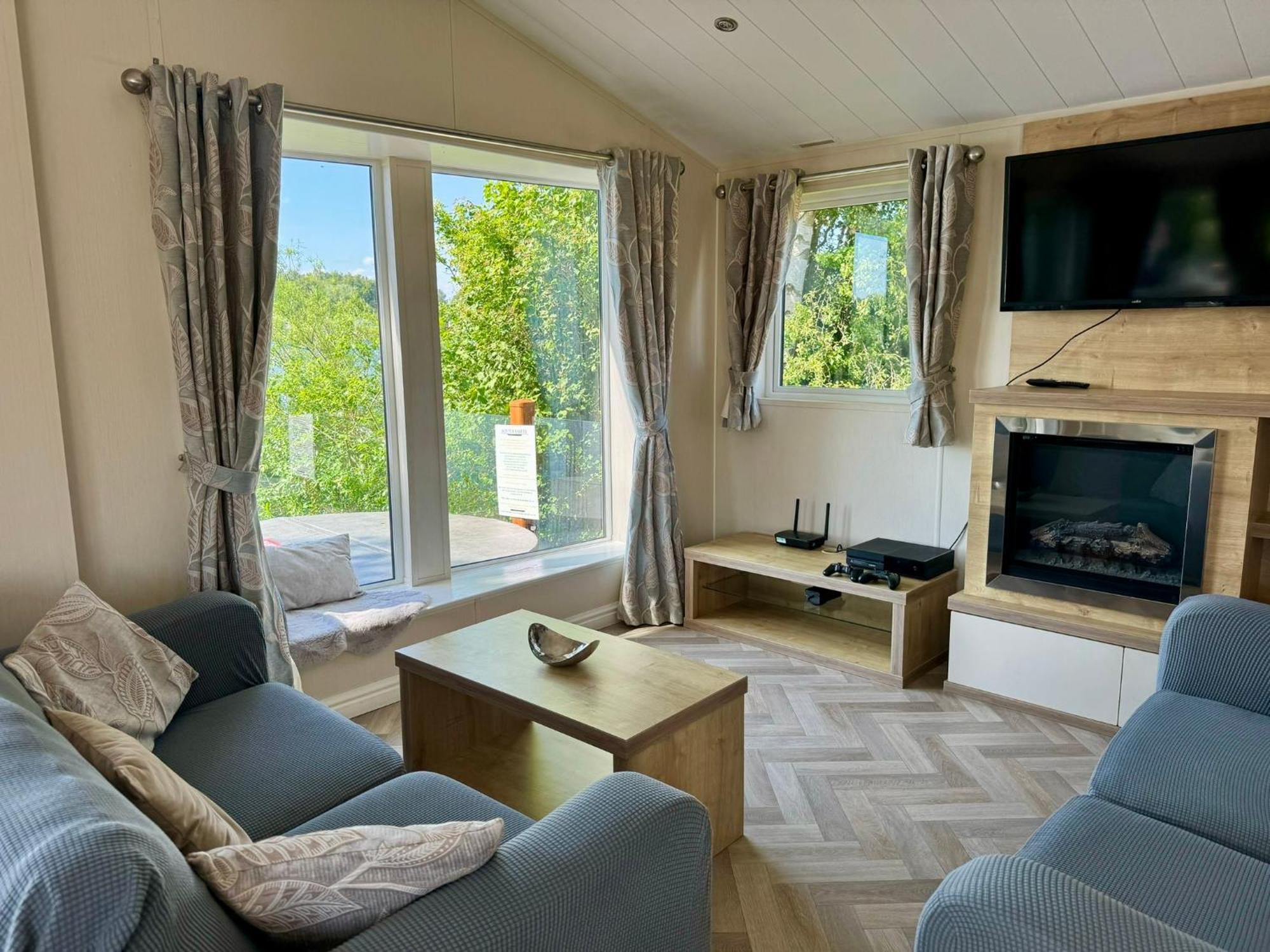 Fable Lodge Tattershall Lakes - Luxury Lakeside Lodge With Hot Tub Exterior photo