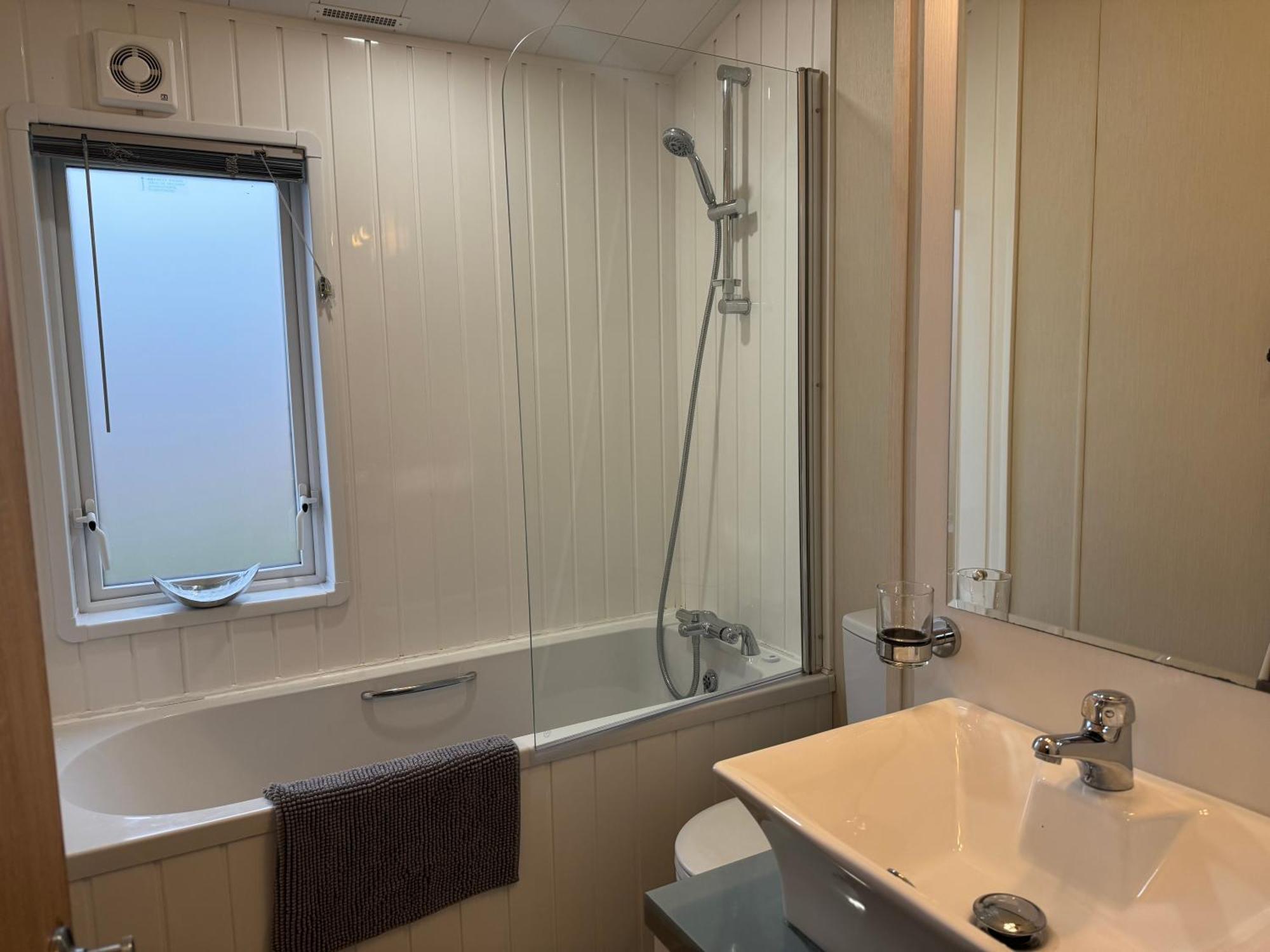Fable Lodge Tattershall Lakes - Luxury Lakeside Lodge With Hot Tub Exterior photo