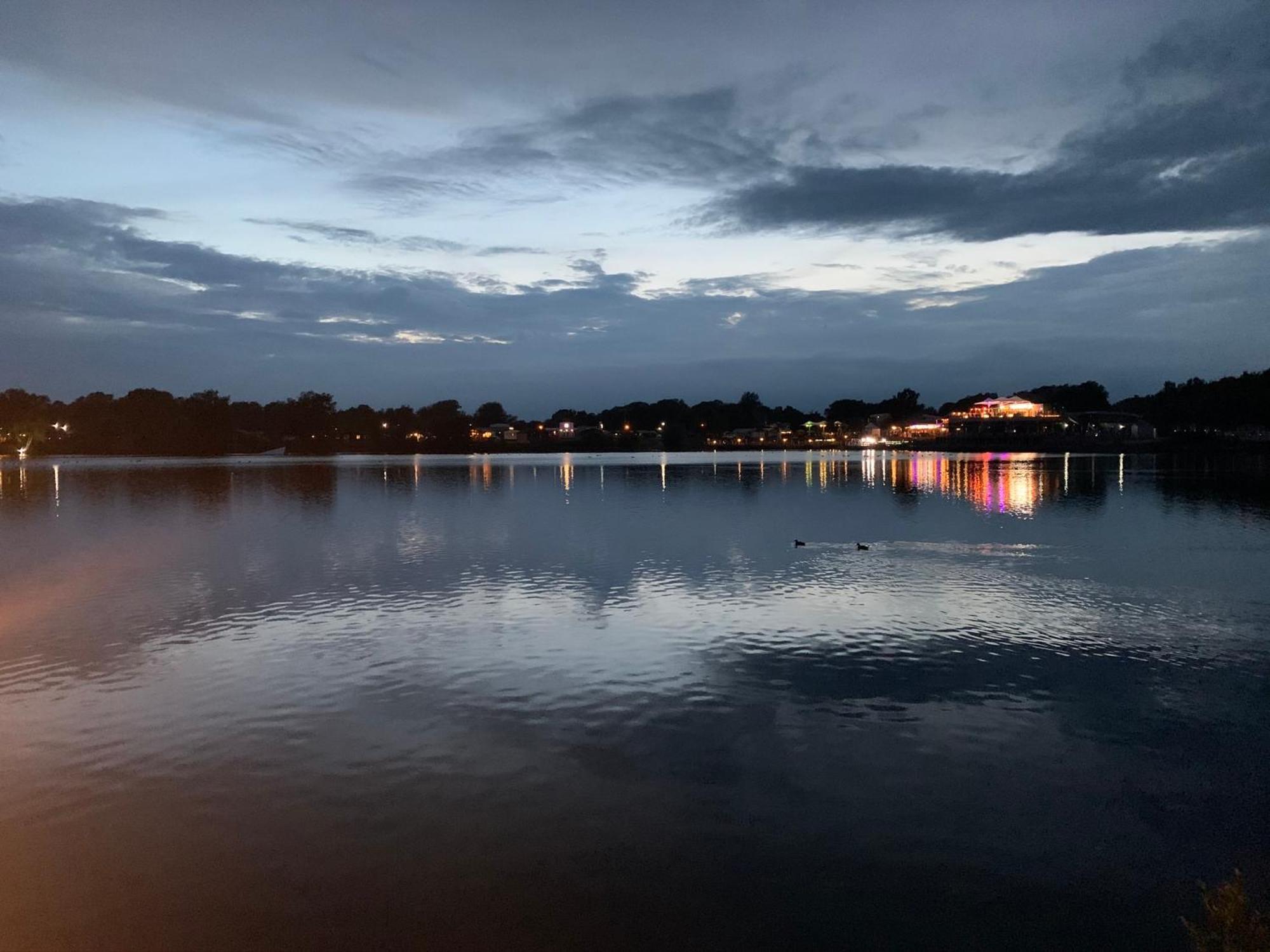 Fable Lodge Tattershall Lakes - Luxury Lakeside Lodge With Hot Tub Exterior photo