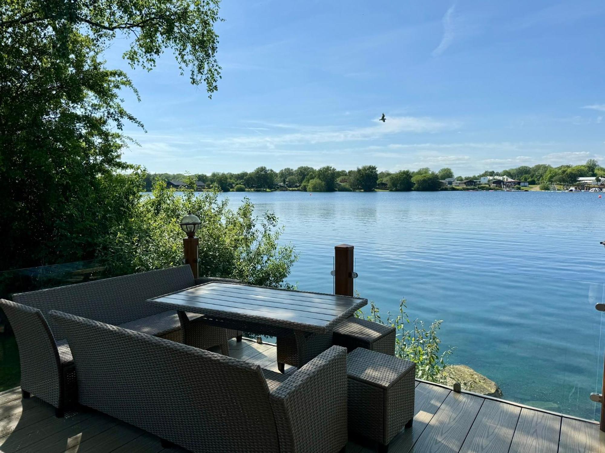 Fable Lodge Tattershall Lakes - Luxury Lakeside Lodge With Hot Tub Exterior photo