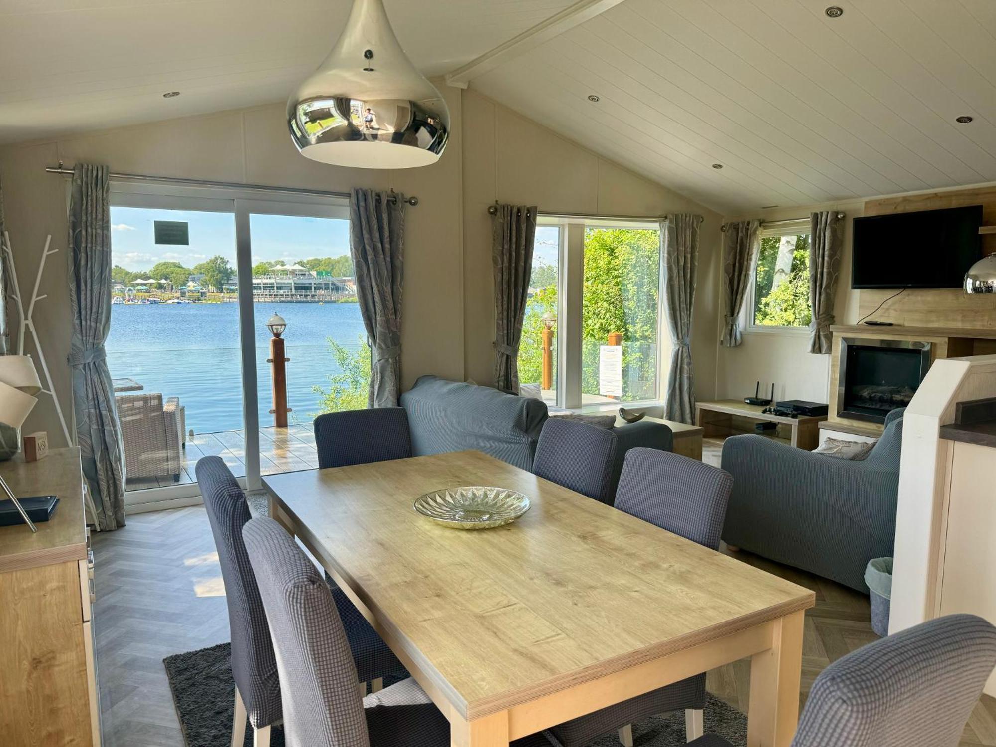 Fable Lodge Tattershall Lakes - Luxury Lakeside Lodge With Hot Tub Exterior photo