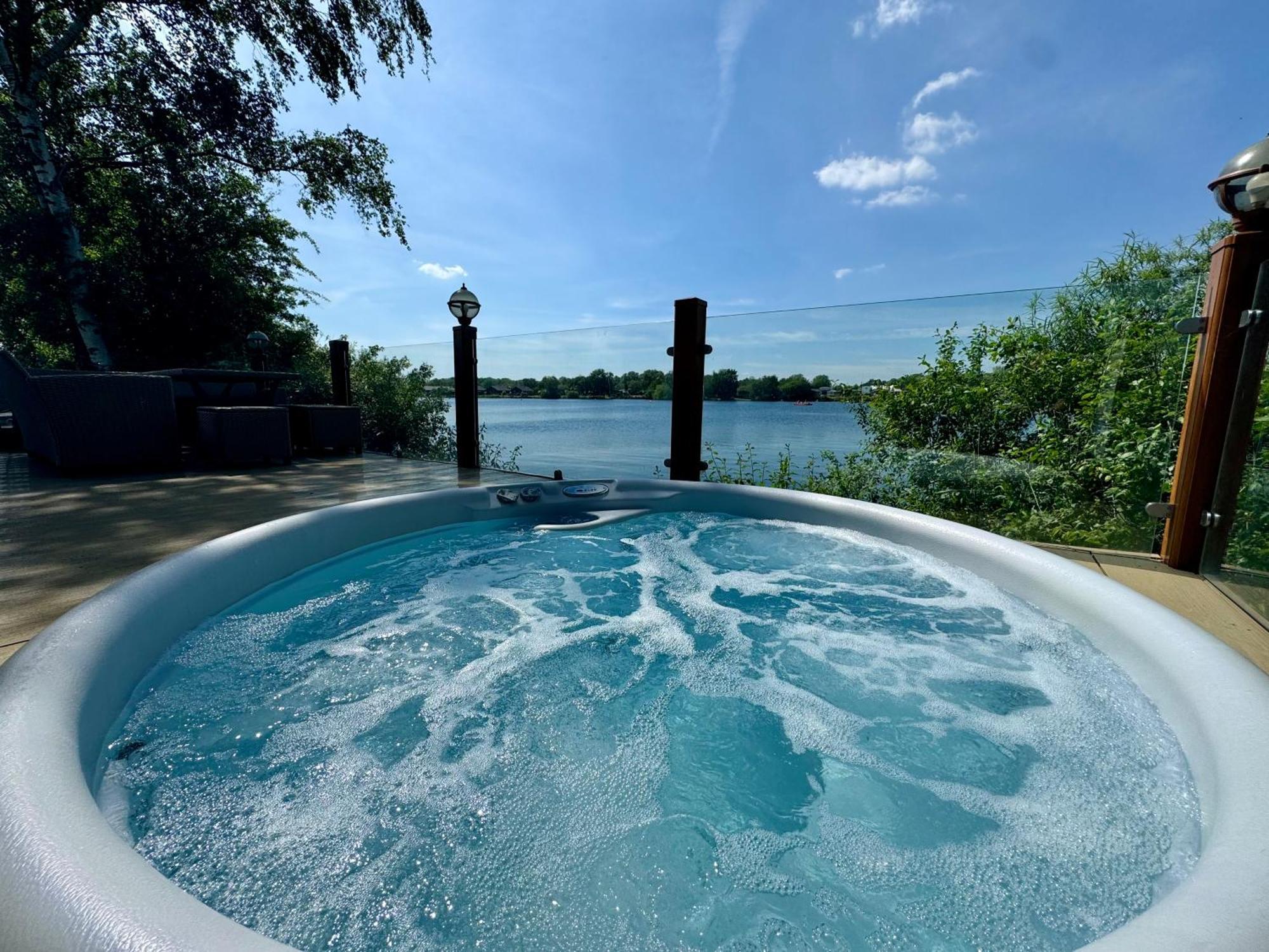 Fable Lodge Tattershall Lakes - Luxury Lakeside Lodge With Hot Tub Exterior photo